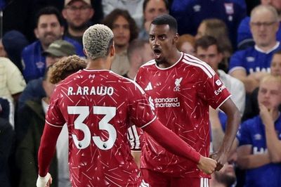 Ngôi sao 140 triệu euro bùng nổ, Liverpool giành 3 điểm đầu tiên