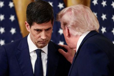 Ông Trump ra 'tối hậu thư' Fed hạ lãi suất, giá vàng và Bitcoin giảm