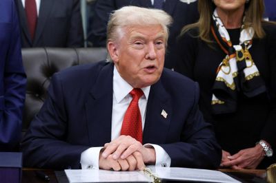 Ông Trump ra 'tối hậu thư' Fed hạ lãi suất, giá vàng và Bitcoin giảm