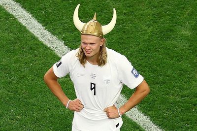 Erling Haaland chi hơn 130.000 USD mua sách cổ Viking