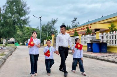 Xúc động lễ khai giảng chỉ có 1 thầy, 3 trò trên đảo Trần