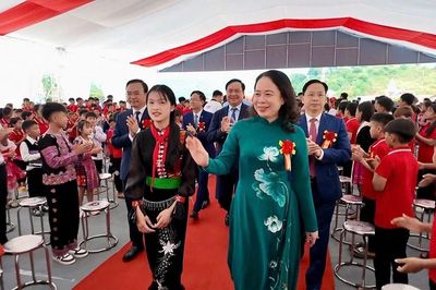Phó Chủ tịch nước Võ Thị Ánh Xuân dự khai giảng, khánh thành trường nội trú vùng biên Sơn La