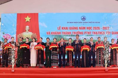 Phó Thủ tướng Lê Tiến Châu dự Lễ khánh thành Trường Phổ thông Dân tộc nội trú TH&THCS Tây Giang