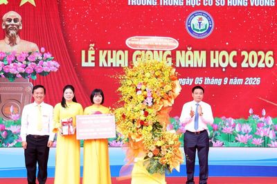 Phó Thủ tướng Nguyễn Văn Thắng chung vui ngày khai giảng với học sinh Đồng Nai