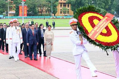 Tổng thống Myanmar và Phu nhân vào Lăng viếng Chủ tịch Hồ Chí Minh