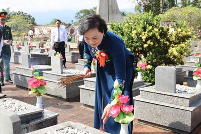Phó Thủ tướng Phạm Thị Thanh Trà tưởng niệm các anh hùng liệt sĩ trên mảnh đất A Lưới