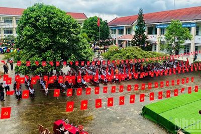 Học sinh Gié Triêng tỉnh Quảng Ngãi đón mừng năm học mới