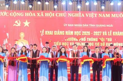 Đồng chí Đoàn Minh Huấn dự khai giảng năm học mới và khánh thành trường phổ thông nội trú liên cấp ở Quảng Ngãi