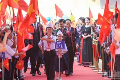 Phó Thủ tướng Lê Tiến Châu dự lễ khai giảng và khánh thành Trường phổ thông nội trú Tiểu học và Trung học cơ sở Tây Giang