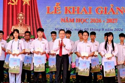 [Ảnh] Chủ tịch Quốc hội Trần Thanh Mẫn dự Lễ khai giảng năm học mới tại Trường trung học phổ thông Lê Quý Đôn, Hưng Yên