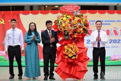 Từ Nha Trang đến Trường Sa, học sinh rộn ràng ngày khai giảng