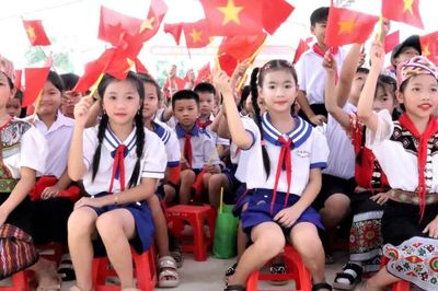 Thầy và trò ở Nghệ An hân hoan khai giảng năm học mới