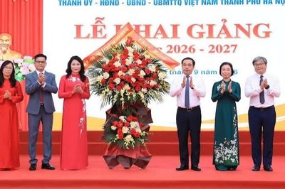 Bí thư Thành ủy Hà Nội dự Lễ khai giảng tại Trường trung học cơ sở Trần Duy Hưng