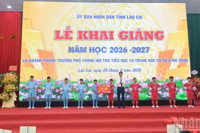 Ngày hội khai trường ở 'nơi con sông Hồng chảy vào đất Việt'