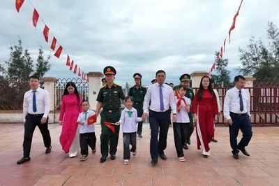 Xúc động lễ khai giảng nơi đảo xa