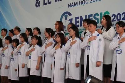 Lễ Khoác blouse trắng của Trường đại học Khoa học sức khỏe