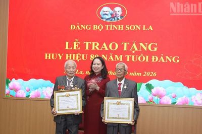 Phó Chủ tịch nước Võ Thị Ánh Xuân trao Huy hiệu 80 năm tuổi Đảng tại Sơn La