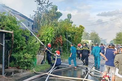 Đồng Tháp: Cháy nhà nuôi yến nằm sát Quốc lộ 30 gây ùn tắc giao thông