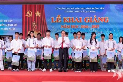 Chủ tịch Quốc hội Trần Thanh Mẫn chung vui với thầy trò Trường THPT Lê Quý Đôn (tỉnh Hưng Yên) tại Lễ khai giảng