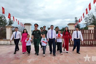 Lễ khai giảng đặc biệt của thầy giáo và 3 học sinh