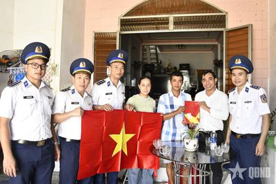 Hải đoàn 21 tuyên truyền chống khai thác IUU cho ngư dân