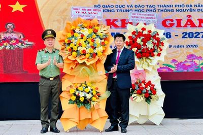 Thiếu tướng Nguyễn Hữu Hợp dự khai giảng tại trường THPT Nguyễn Dục