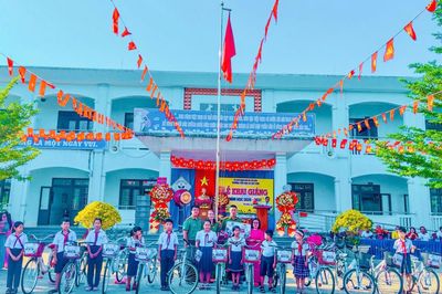 Công an Đồng hành cùng em đến trường trong ngày khai giảng