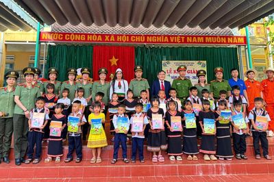 Công an Quảng Ngãi tiếp sức học sinh vùng biên Dục Nông