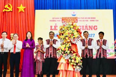 Đồng chí Nguyễn Phước Lộc dự khai giảng cùng thầy trò Trường Phổ thông dân tộc nội trú Bà Rịa - Vũng Tàu
