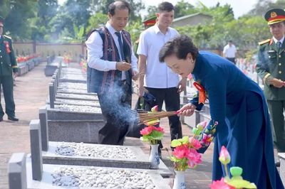 Phó Thủ tướng Phạm Thị Thanh Trà tri ân các anh hùng liệt sĩ tại A Lưới