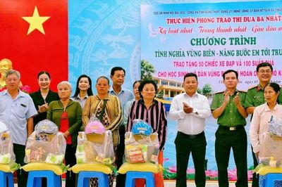 Tặng hơn 50 xe đạp, 100 phần quà cho học sinh, hộ nghèo vùng biên giới Đồng Tháp