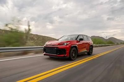 Toyota RAV4 bán chạy 'như tôm tươi', khách mua phải đăng ký danh sách chờ
