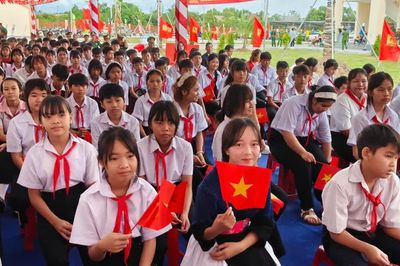 Đưa em đến trường, người chị gửi gắm mong ước về tương lai tốt đẹp