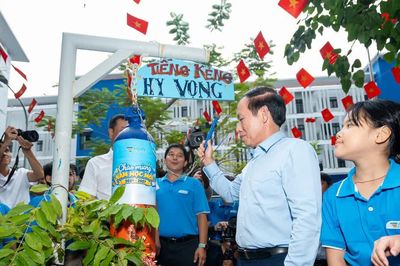 Phó Thủ tướng Lê Tiến Châu thăm học sinh Trường Hy Vọng