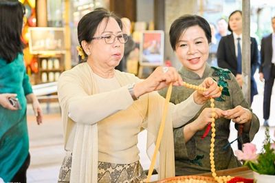 Phu nhân Tổng Bí thư, Chủ tịch nước và Phu nhân Tổng thống Myanmar trải nghiệm làm vòng lụa, chơi ô ăn quan