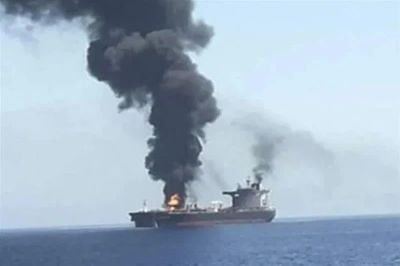 Tàu chở dầu Iran bị tên lửa Mỹ bắn trúng gần đảo Kharg