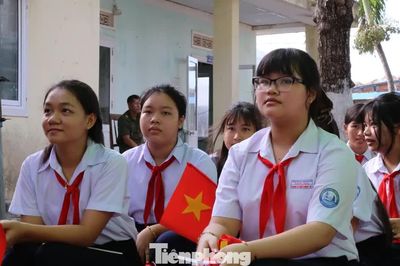 Tiếng trống khai trường vang giữa biển khơi