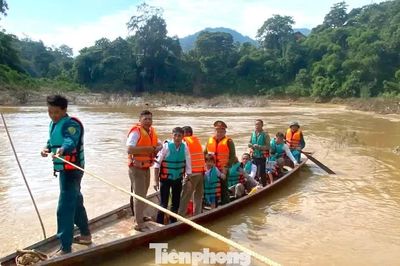 Cầu bị lũ cuốn trôi, bộ đội, công an chèo thuyền đưa học sinh đến trường khai giảng