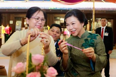 Phu nhân Tổng Bí thư, Chủ tịch nước Tô Lâm cùng phu nhân Tổng thống Myanmar thăm làng lụa Vạn Phúc