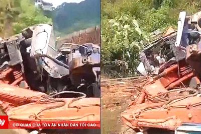 Nghệ An: Xe tải chở máy múc lật đè xe máy, 2 người tử vong