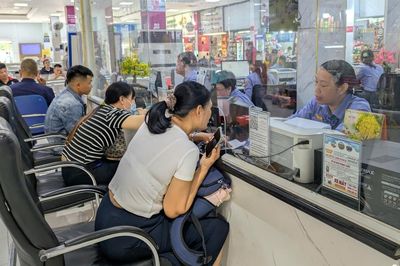 Người dân đến ga Sài Gòn từ 3h sáng 'săn' vé tàu Tết Đinh Mùi