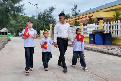 Lễ khai giảng đặc biệt của thầy giáo và 3 học sinh giữa biển trời đảo Trần