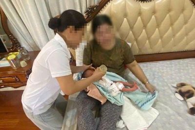 Bé trai sơ sinh bị bỏ rơi trước cửa nhà dân, mẹ để thư nói đang bế tắc