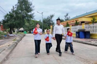 Lớp học 1 thầy 3 trò ở đảo Trần bước vào năm học mới