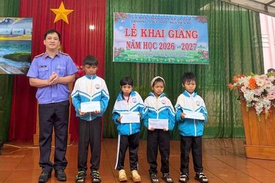 Viện kiểm sát chung tay tiếp sức cho học sinh nghèo trong năm học mới