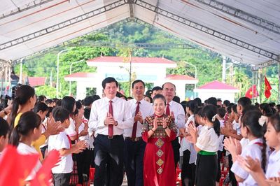 Phó Bí thư Tỉnh ủy Võ Thị Minh Sinh dự lễ khánh thành và khai giảng tại Trường Phổ thông nội trú Tiểu học và THCS Môn Sơn