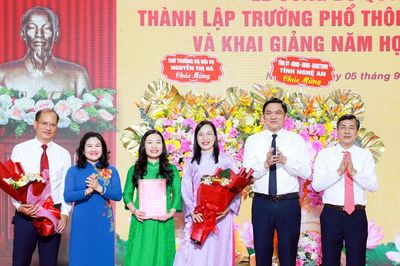 Phó Bí thư Thường trực Tỉnh ủy Hoàng Nghĩa Hiếu dự khai giảng tại Trường Phổ thông Trần Quốc Hoàn và THPT chuyên Phan Bội Châu