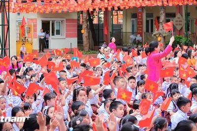 Hà Nội: Rực rỡ sắc cờ và nụ cười trong ngày hội toàn dân đưa trẻ đến trường
