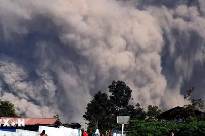 Núi lửa Anak Krakatau tại Indonesia phun trào dữ dội