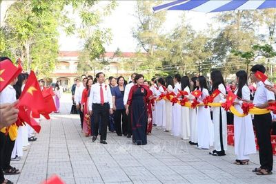 Phó Chủ tịch Quốc hội Nguyễn Thị Hồng dự Lễ khai giảng năm học mới tại Cần Thơ